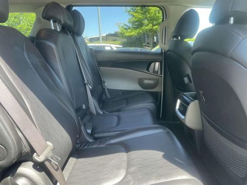 Used 2025 Kia Carnival FWD image 18