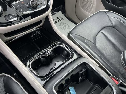 Used 2023 Chrysler Pacifica Limited image 24