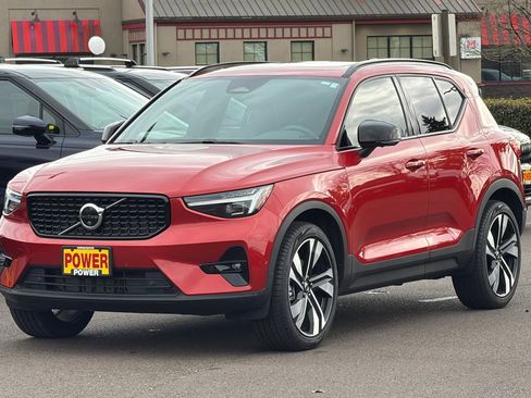 Used 2025 Volvo XC40 B5 Ultra w/ Climate Package image 8
