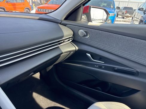Used 2025 Hyundai Elantra Limited image 23