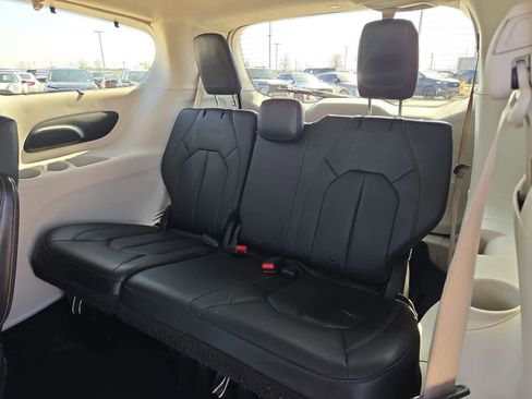 Used 2018 Chrysler Pacifica Touring-L image 34