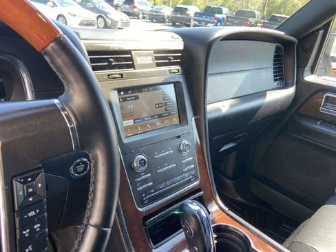 Used 2017 Lincoln Navigator Select image 17