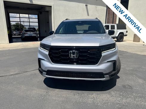 Used 2025 Honda Pilot TrailSport image 2