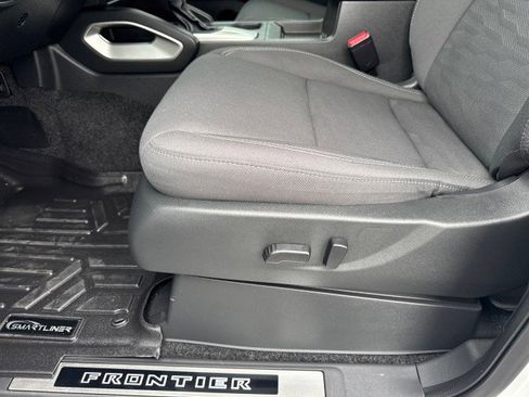 Used 2024 Nissan Frontier SV w/ SV Convenience Package image 10