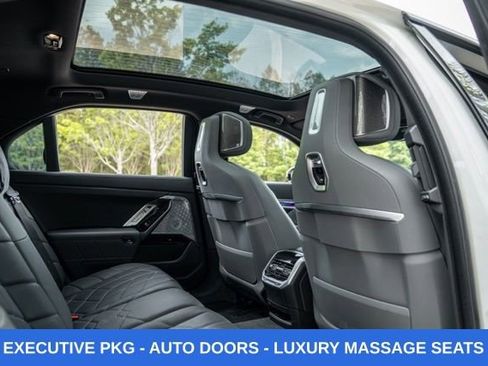 Used 2023 BMW i7 xDrive60 w/ Executive Package 2 AWD/4WD image 53