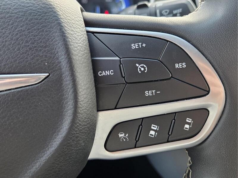 Used 2024 Chrysler Pacifica Touring-L FWD image 34