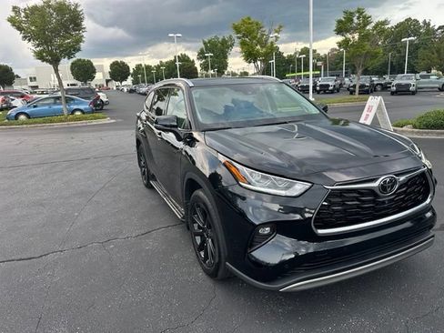 Used 2025 Toyota Highlander Platinum AWD/4WD image 2