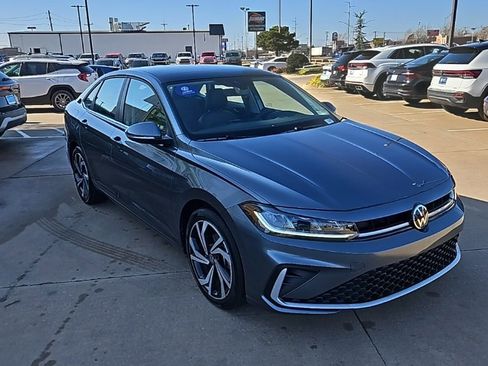 Used 2025 Volkswagen Jetta SEL image 3