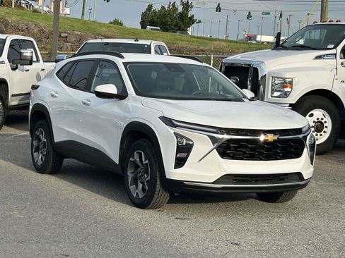 Used 2025 Chevrolet Trax LT FWD image 1