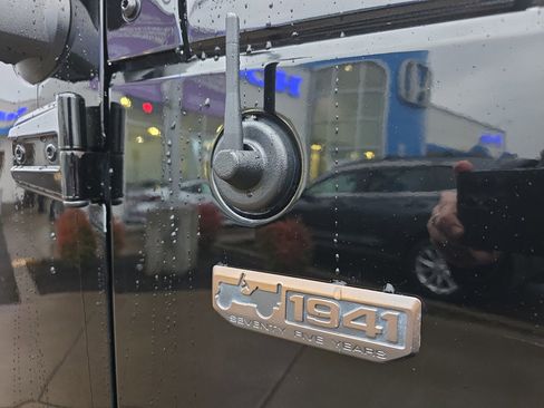 Used 2017 Jeep Wrangler Sahara image 15