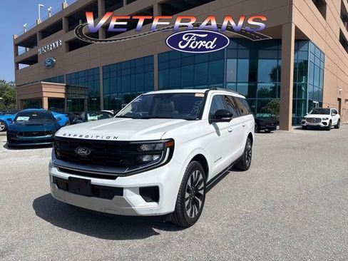 Used 2025 Ford Expedition Max Platinum w/ Driver's Package AWD/4WD image 1
