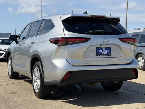Used 2024 Toyota Highlander LE FWD image 7