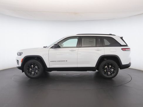 New 2025 Jeep Grand Cherokee Altitude image 18