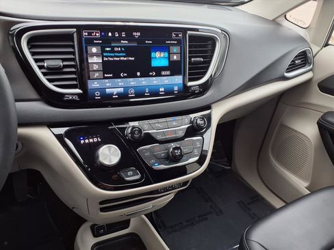 Used 2024 Chrysler Pacifica Touring-L image 6