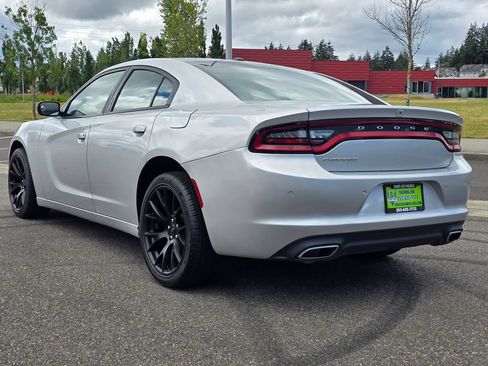 Used 2019 Dodge Charger SXT RWD image 3