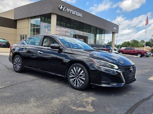 Used 2025 Nissan Altima 2.5 SV FWD image 1