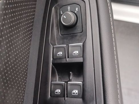 Used 2025 Volkswagen Atlas SE FWD image 17