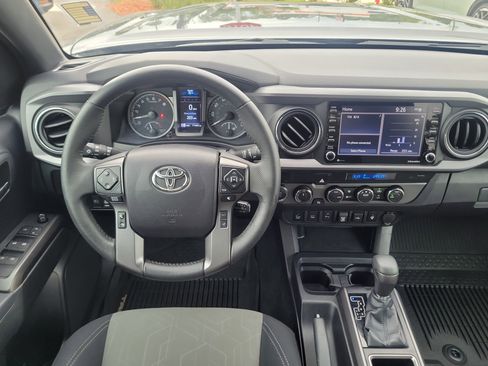 Used 2021 Toyota Tacoma TRD Off-Road w/ Technology Package AWD/4WD image 17