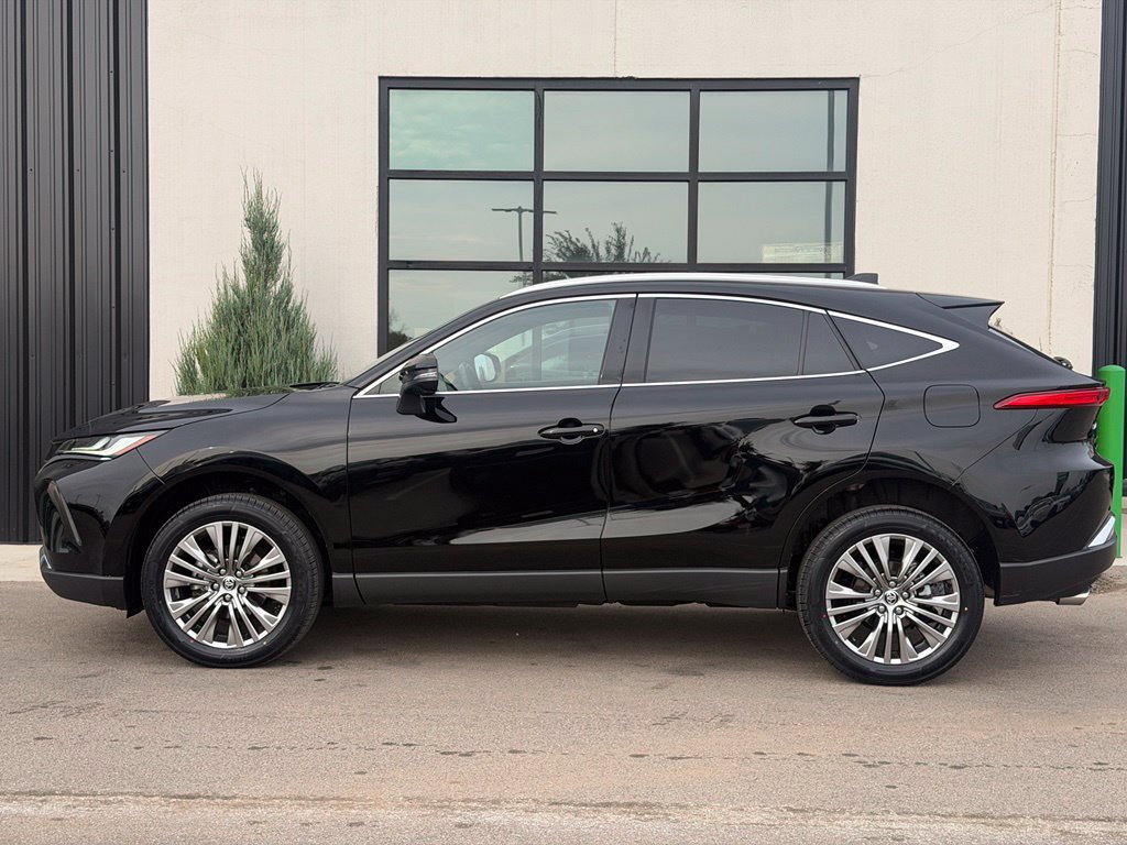 Used 2024 Toyota Venza XLE AWD/4WD image 2