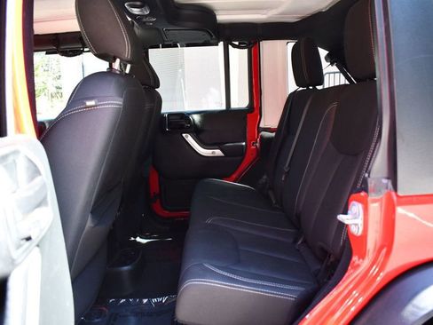 Used 2018 Jeep Wrangler Unlimited Sahara w/ Connectivity Group image 19