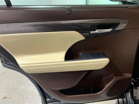 Used 2022 Toyota Highlander Limited FWD image 12