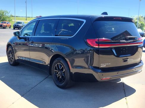 Used 2023 Chrysler Pacifica Touring-L FWD image 18