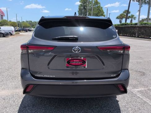 Certified 2023 Toyota Highlander XLE FWD image 5