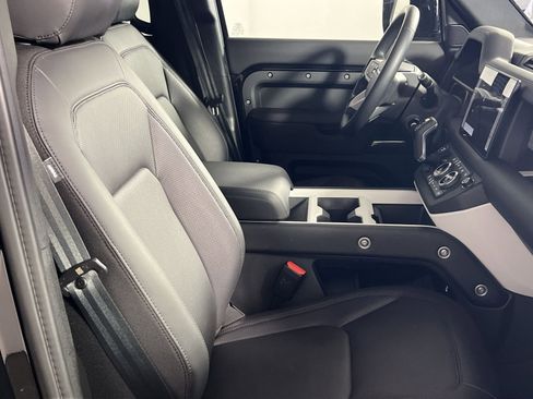 Used 2025 Land Rover Defender 110 S image 28