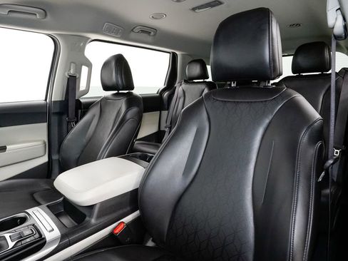 Certified 2024 Kia Carnival LX image 8