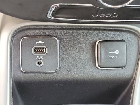 Used 2018 Jeep Compass Latitude image 29