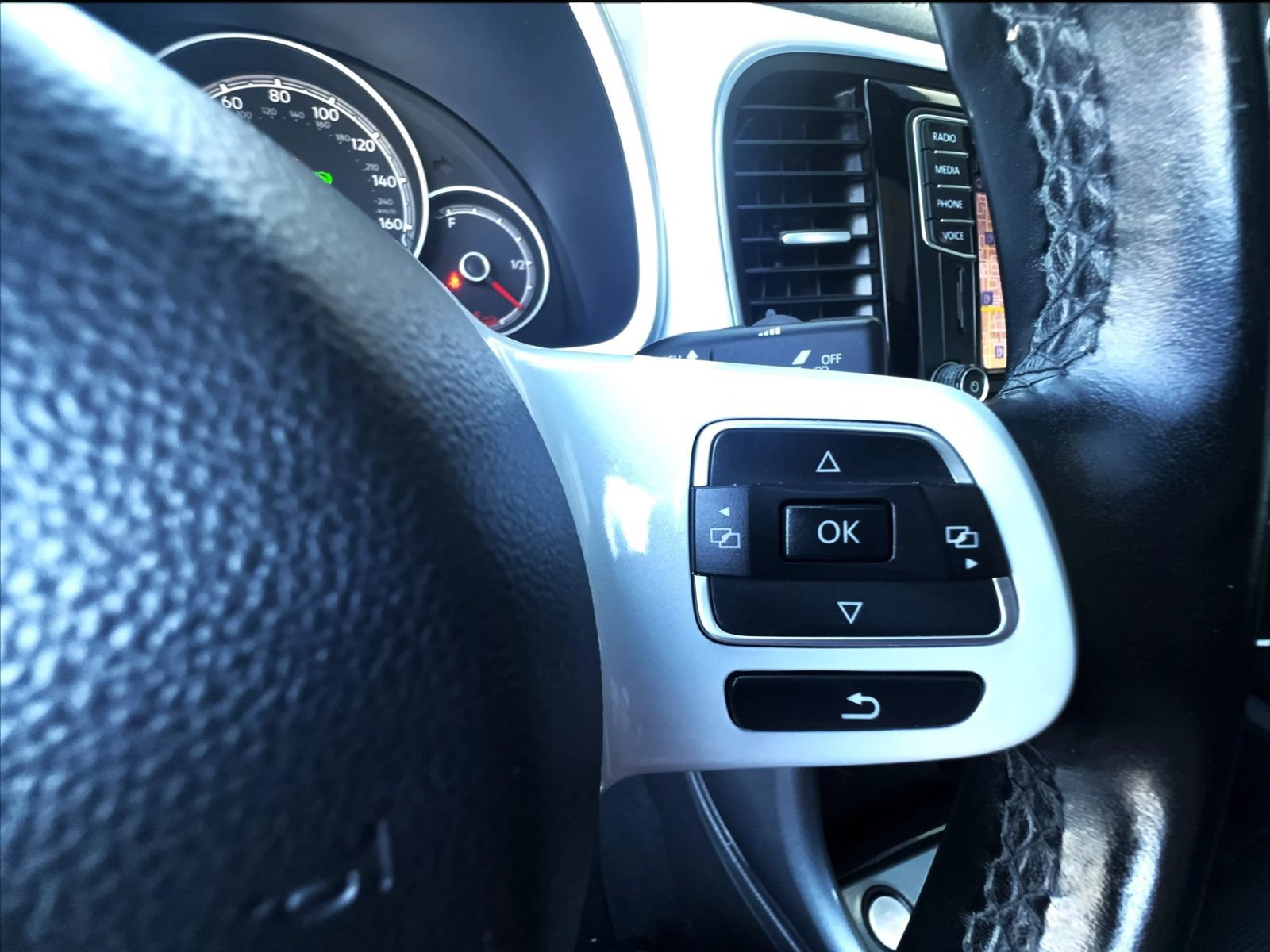 Used 2018 Volkswagen Beetle 2.0T SE w/ SE Premium Package FWD image 18