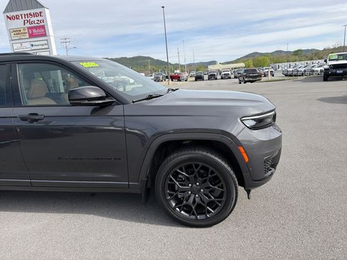 Used 2025 Jeep Grand Cherokee L Summit w/ Advanced Protech Group IV AWD/4WD image 4
