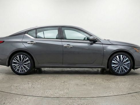 Used 2025 Nissan Altima 2.5 SV FWD image 11