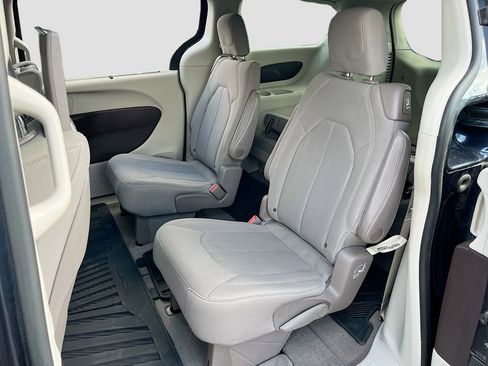 Certified 2020 Chrysler Pacifica Touring image 22