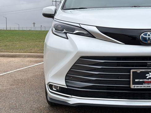 Used 2023 Toyota Sienna Platinum image 4