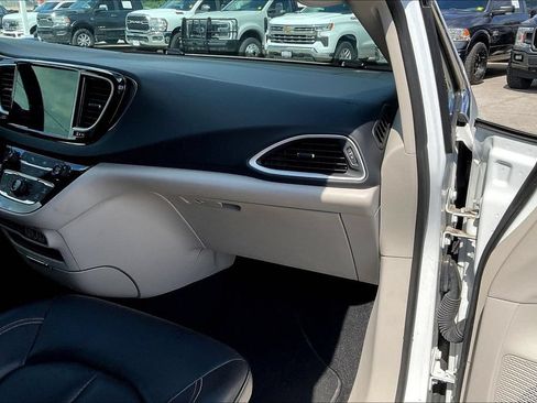 Used 2023 Chrysler Pacifica Touring-L FWD image 17