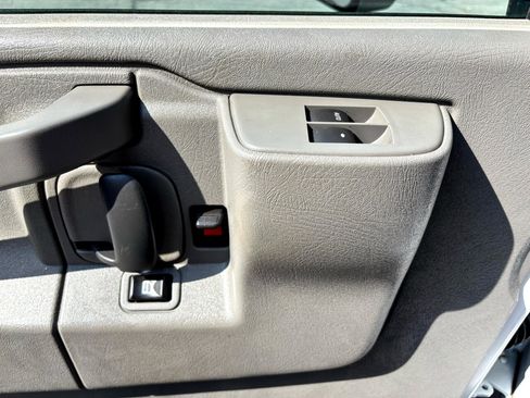 Used 2017 Chevrolet Express 3500 image 10