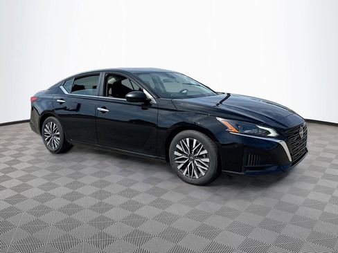 Used 2024 Nissan Altima 2.5 SV FWD image 3