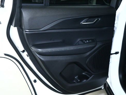 Used 2025 Jeep Grand Cherokee Altitude image 13