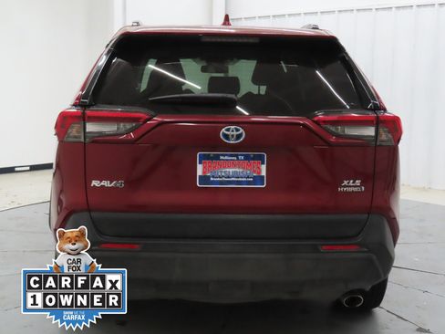 Used 2021 Toyota RAV4 XLE Premium AWD/4WD image 4