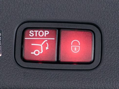 Used 2025 Mercedes-Benz GLC 300 4MATIC image 33
