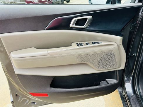 Used 2025 Kia Carnival FWD image 10