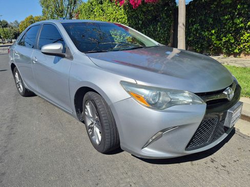 Used 2015 Toyota Camry SE image 2