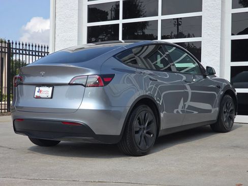 Used 2024 Tesla Model Y Long Range RWD image 4