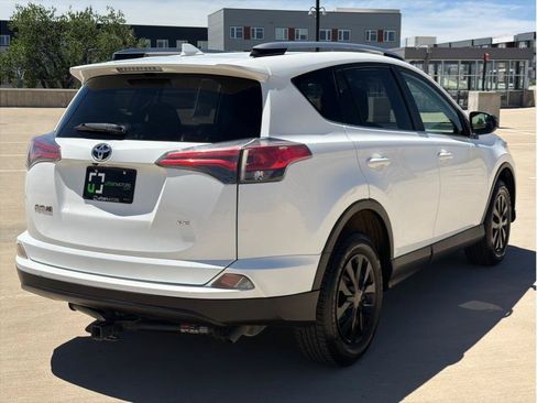 Used 2018 Toyota RAV4 LE FWD image 8