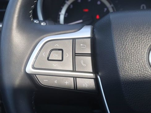 Used 2025 Toyota Highlander XLE AWD/4WD image 25