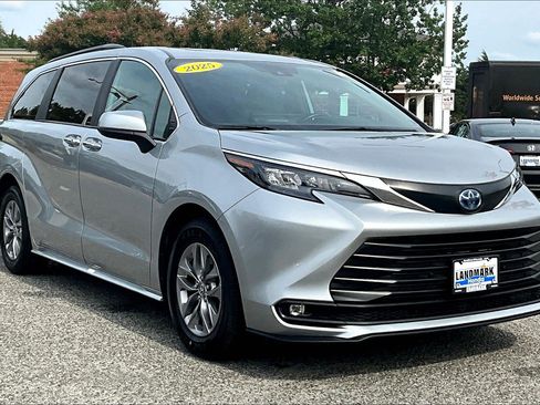 Used 2025 Toyota Sienna XLE FWD image 11