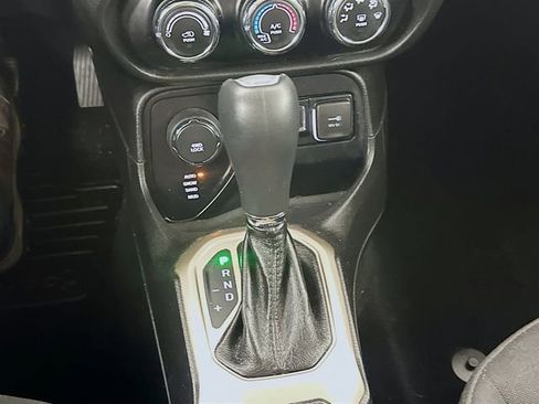 Used 2015 Jeep Renegade Latitude AWD/4WD image 24