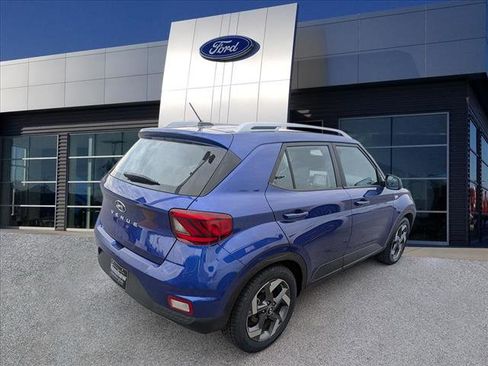 Used 2023 Hyundai Venue SEL image 2