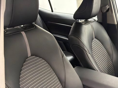 Used 2024 Toyota Camry SE image 9